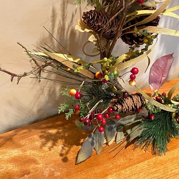Gorgeous Natural Looking Christmas Holiday Door Wreath Pine Berries Pine Cones - Picture 4 of 5